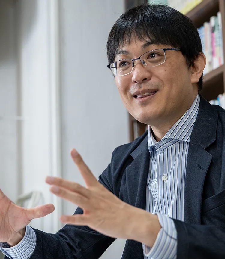 物理学者・東京理科大学理学部 教授 山本貴博「大分で育った子ども時代、大好きな自然をもっと知るための手段が“理科”だった」｜with PEOPLE 縁ある人たち｜koji note[三和酒類株式会社]