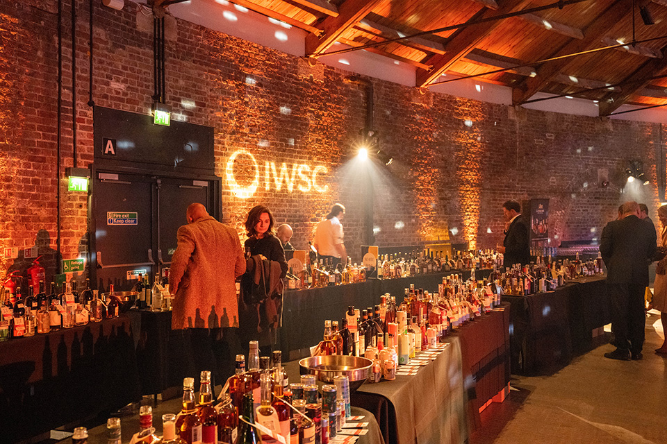IWSC 2022授賞パーティーの試飲コーナーには上位入賞した商品が多数並べられた
