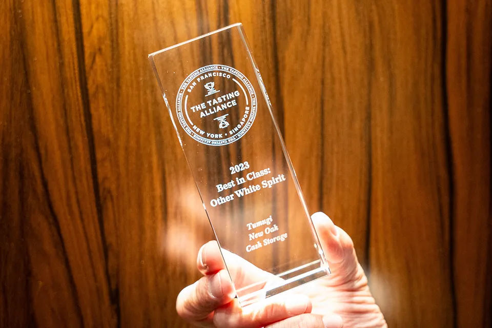 SFWSC 2023にて、「TUMUGI NEW OAK CASK STORAGE」が獲得した部門最高賞（Best in Class）のトロフィー