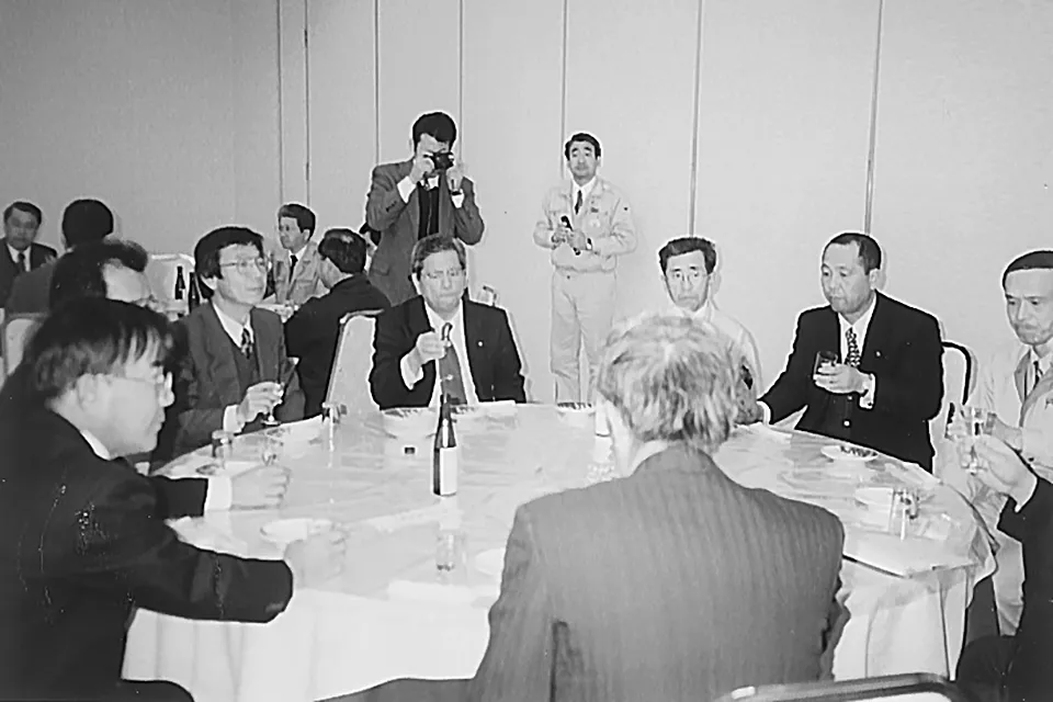 1999年12月、ニシノホシを使った焼酎の試飲会（農文協発刊「農業技術大系 作物編 第4巻 畑作基本編・ムギ」より）