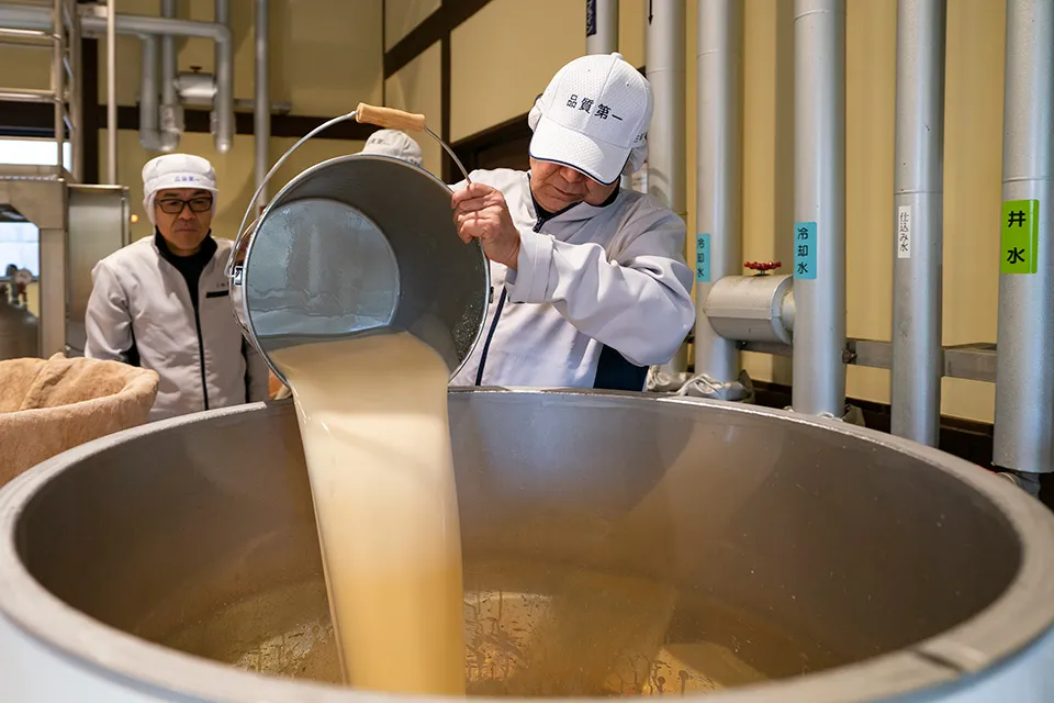 「重露涓滴（ちょうろけんてき）の仕込み作業をする和田相談役