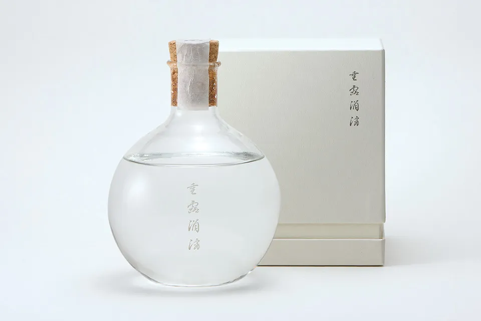 数量限定の本格麦焼酎「重露涓滴（ちょうろけんてき）」。アルコール分：44%、希望小売価格：16,500円（税込）、内容量：300ml。「いいちこ日田蒸留所」（日田市西有田810-1）と「辛島 虚空乃蔵」（宇佐市辛島4-3）、三和酒類オンラインショップでご購入いただけます