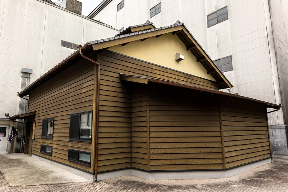 三和酒類が焼酎づくりを始めた当時の建物から部材の一部を現本社敷地内に移築した「壱號蔵」