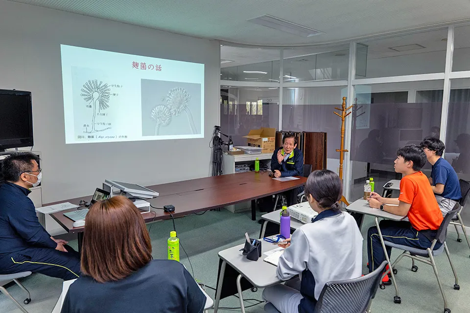 研修プログラムは実習のほか焼酎づくりの基礎や会社の歩みなどの座学も催される