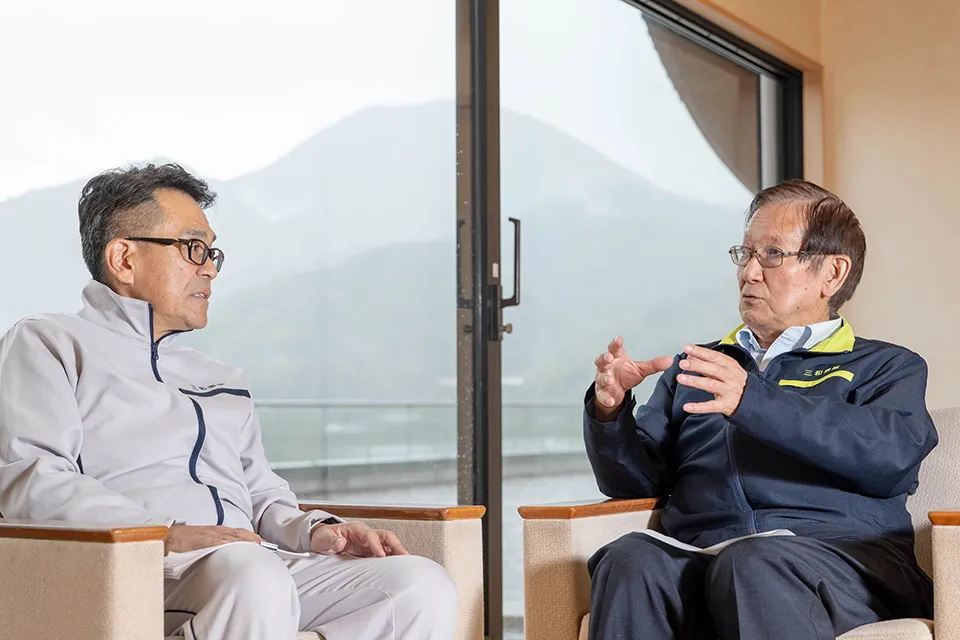 相談役の和田久継（わだ・ひさつぐ）（右）と技師の丸尾剛（まるお・つよし）