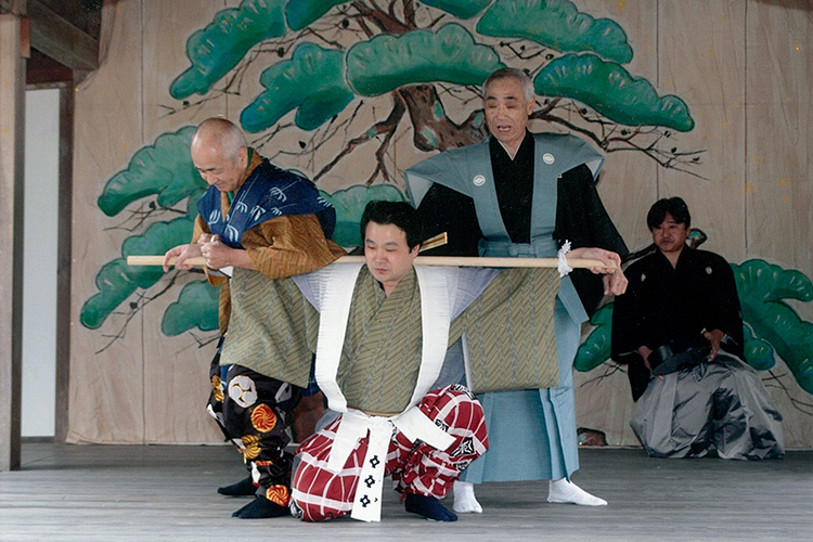 能狂言の舞台風景。宇佐市内の岩崎神社祭典にて。中央が若林（2006年3月）〔写真提供：吉用春孝〕