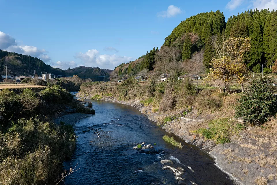 長瀬橋から緒方川上流を望む