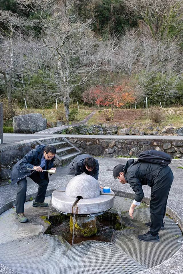 駐車場の脇に設置された塩井湧水の水汲み場