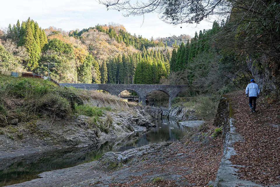 道が川と近づき、視界が開けると連なる巨大なアーチが見えてくる