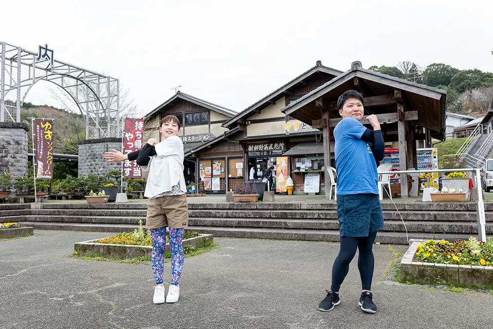 売店や飲食店が並ぶ「道の駅いんない」には、準備体操ができる広めのスペースも。準備体操は、念入りに時間をかけて。大きな動きで緩やかに全身の関節をほぐし、筋肉を温めることで、けがを予防しよう