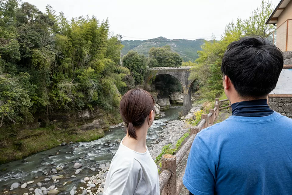 展望所では川の流れを近くで見られるのも魅力だ