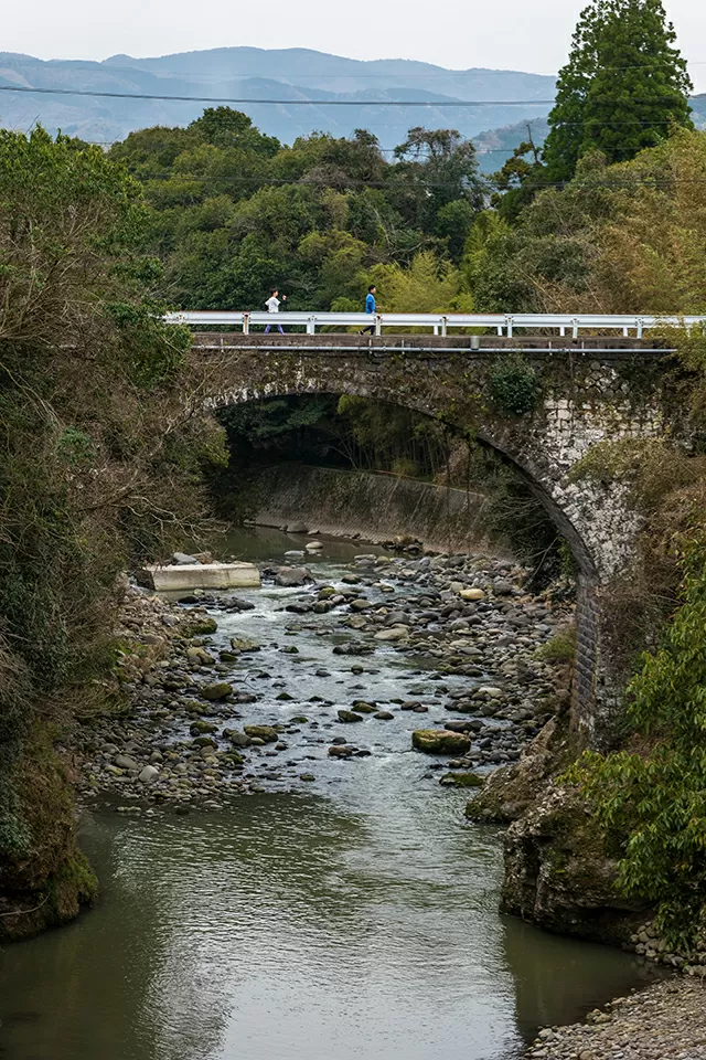 1つ北側のコンクリート橋から水雲橋を望む。草木に隠れているが、向かって右側にもう1つアーチがあり、2連アーチになっている