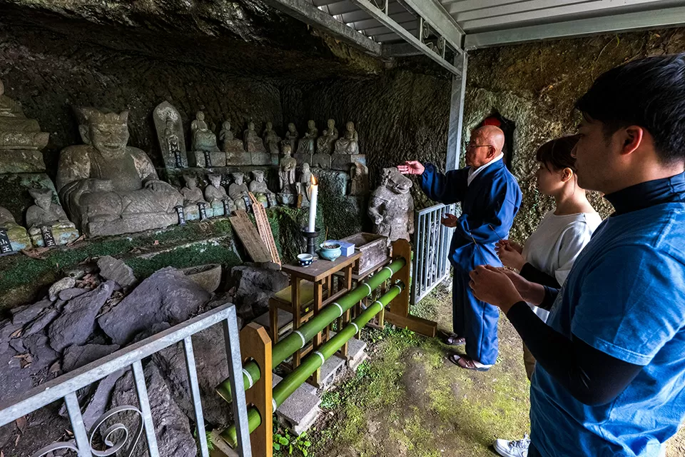 閻魔洞にて、ご住職からずらりと並んだ石像の説明を聞く