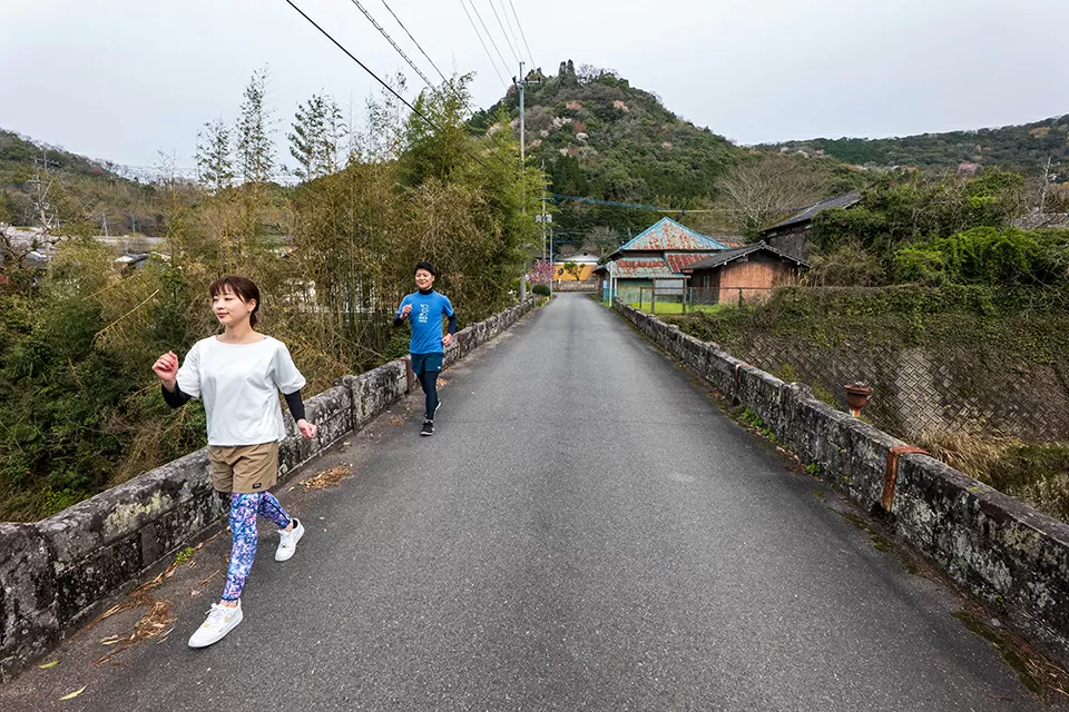 院内の石橋で最長の御沓橋も歩行可能だ。欄干が低く、車と行き交う時には要注意