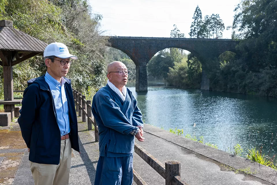 御沓橋展望所で話し込む福巌寺ご住職の辛島さん（写真右）と安部さん