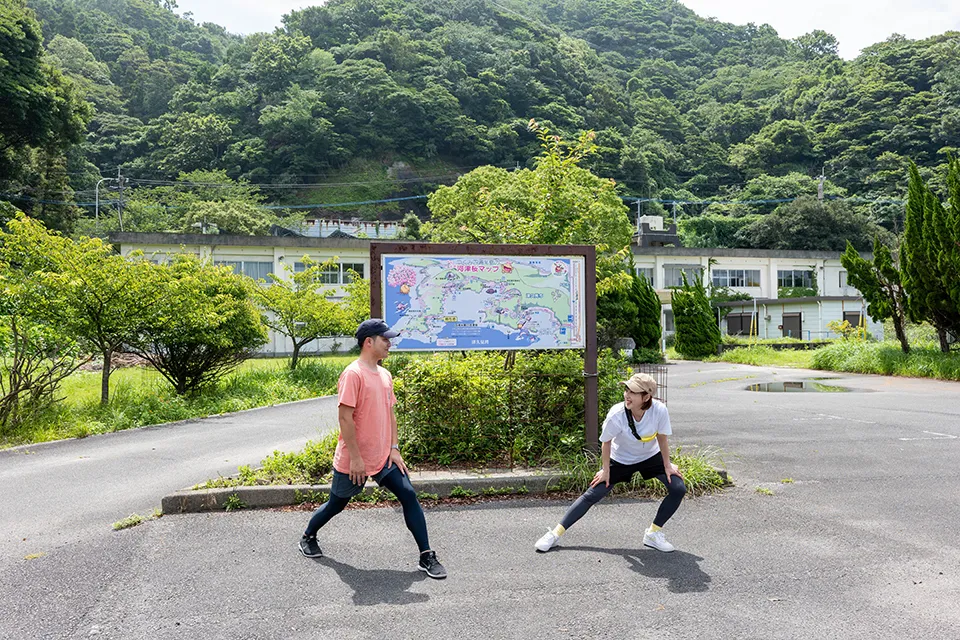 出発前に小学校前の広場で準備体操を行おう。広場にある案内板にはトイレがある施設も示されているので、チェックしておくとよい