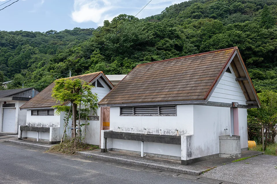 海水浴場の脇には水場、トイレ、飲み物の自動販売機が設置されている。この後しばらく登りが続くので、休憩がてらこれらを活用して備えよう