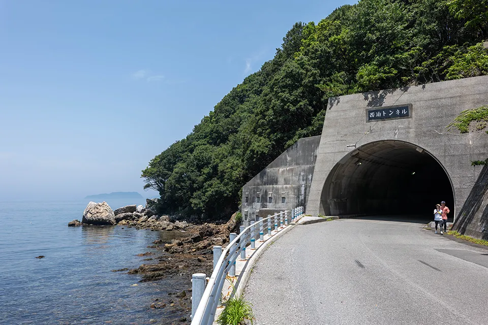 間元港までの道中にある短いトンネル