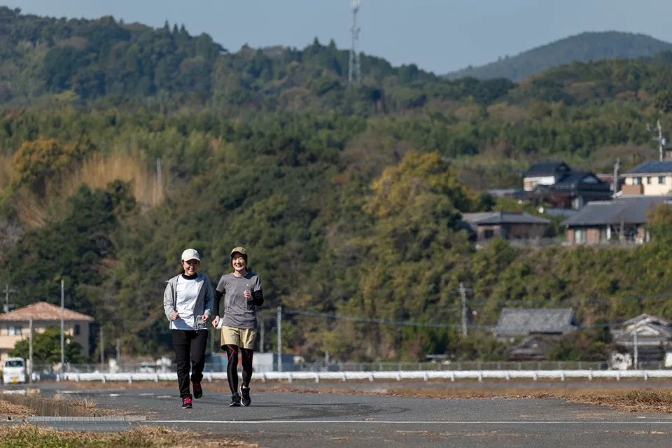 田畑に囲まれた道（②）