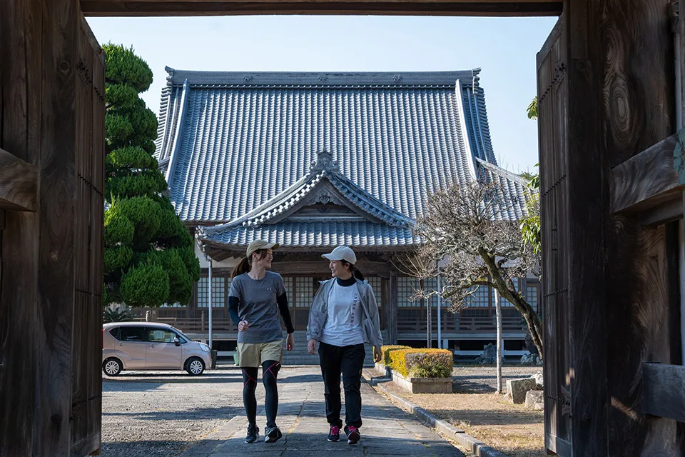 5つ並ぶ寺院の一番南に位置する長昌寺。江戸初期に藩主の松平英親（まつだいら・ひでちか）によって開かれ、庭園も有名だ。歴代藩主奥方の墓があり、寺町の一番北の養徳寺には歴代藩主の墓がある