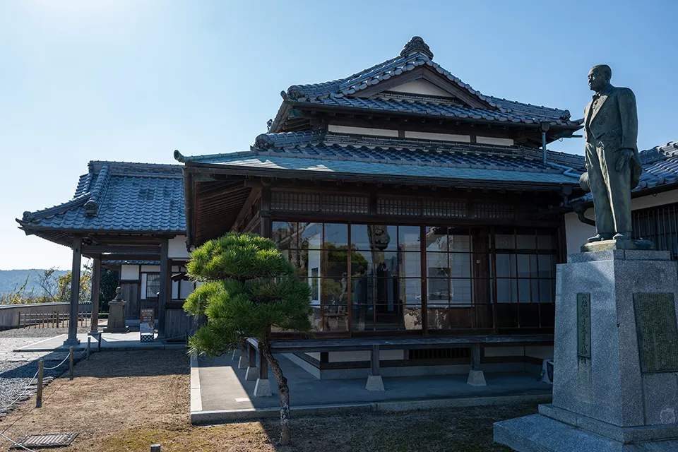 一松邸は、昭和前半の国会議員で杵築市の初代名誉市民である一松定吉の邸宅を移築したもの。見学は有料だが、和服で散策すると無料になるサービスがあり、杵築城（⑧）や佐野家（⑩）も同様に入場できる