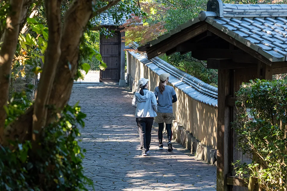 右手に旧家老屋敷の中根邸を見て進む