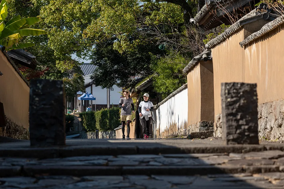 北台武家屋敷通り。写真左手が磯矢邸