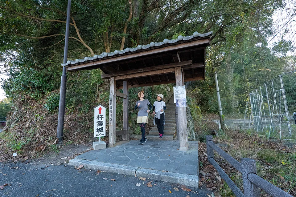 杵築城から杵築中学校脇に出る門