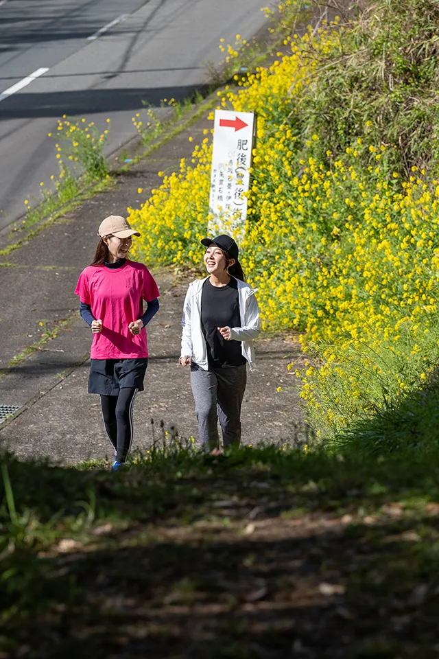 看板に従って、国道から外れ赤坂の石畳へ向かう