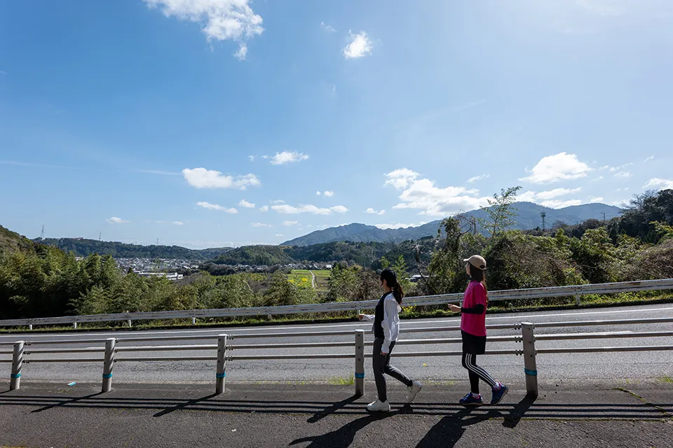 眺めのよい下りの舗装道で、峠越えの疲れも癒される