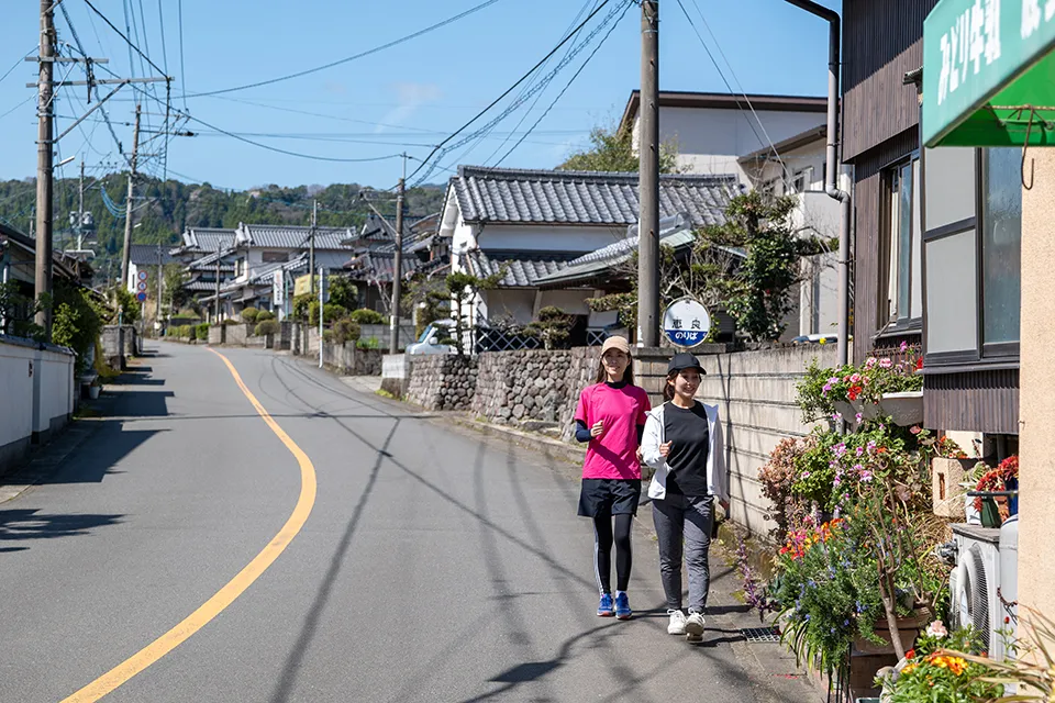 野津原宿跡。均一な幅の一本筋がまっすぐにのびる