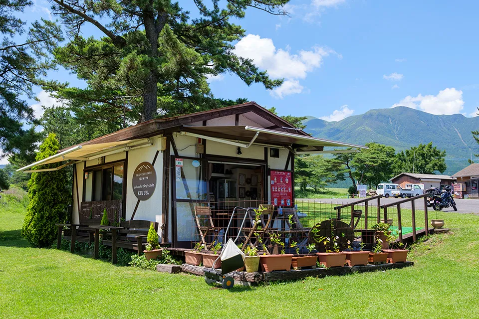 久住高原菓房いずみや（不定休）。店舗は、かつての放牧の見張り小屋を利用して建てられたそうだ