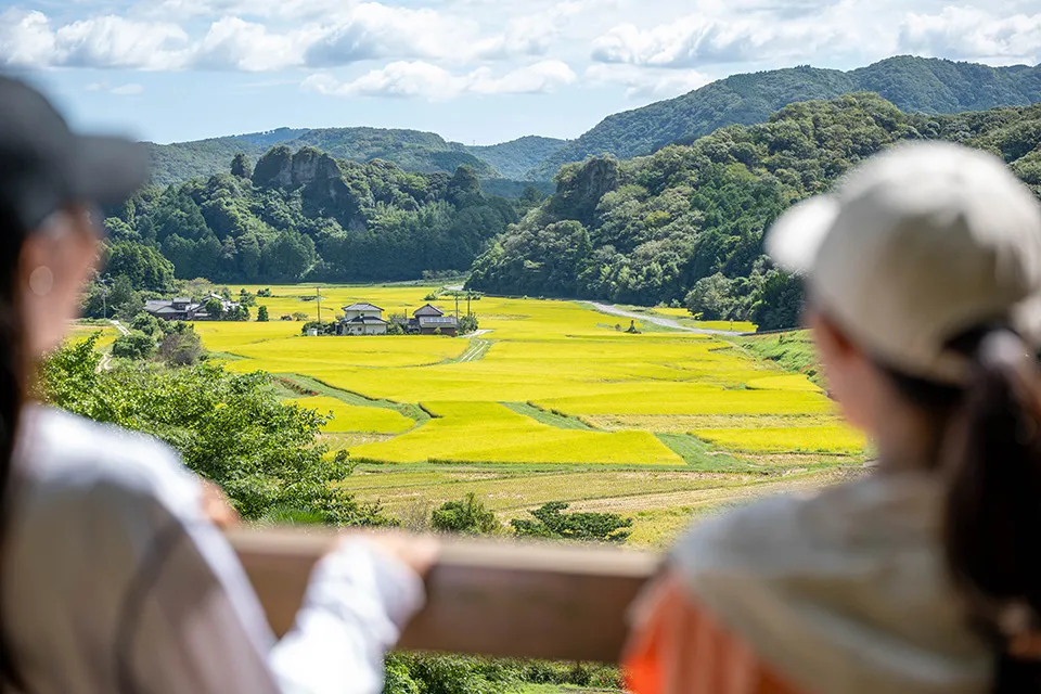 今回のコースからは外れるが、ほたるの館から北へ1kmほどの高台にある展望台でも、田染荘を一望できる。コースの夕日観音からは、より高い位置でこの反対側からの景色を見下ろすことができる