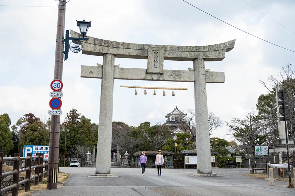 石造の大鳥居をくぐって城下町巡りをスタート