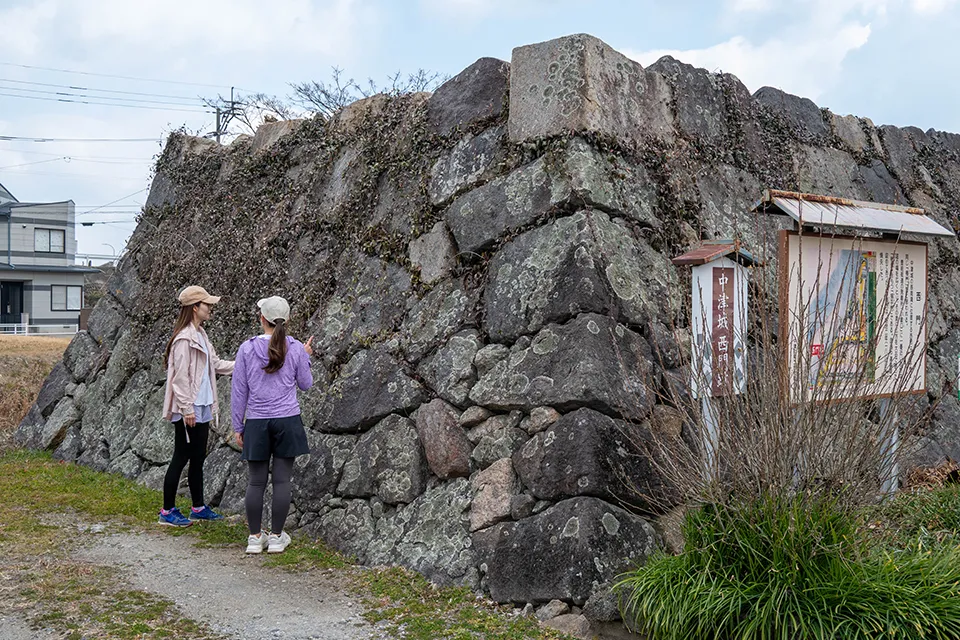 西門跡に残る石垣。櫓は1869年に焼失しているが、土台である石垣の大きさから、巨大な建造物であったことが想像される