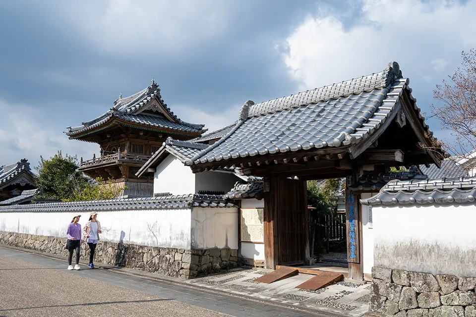自性寺は奥平家の菩提寺（先祖代々、葬儀や法要をお願いする寺院）だった。境内には江戸時代の画家・池大雅（いけのたいが）の展示施設も併設されている