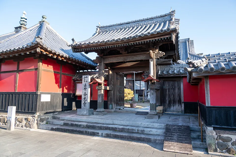 独特な色合いでひときわ目を引く赤壁の合元寺