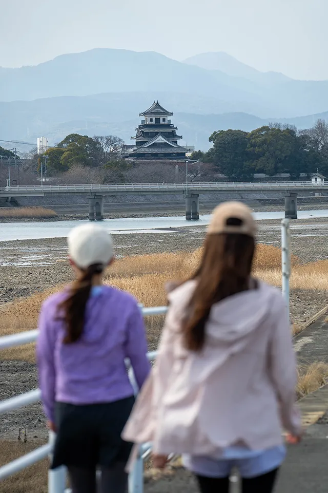 中津城はもうすぐだ。手前に見えるのは北門橋