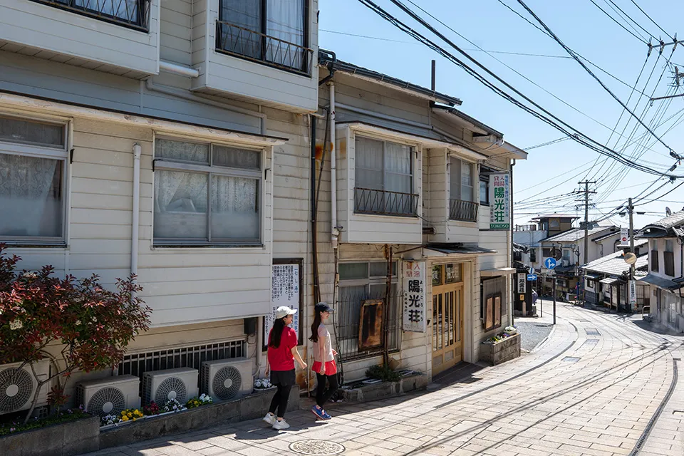 いでゆ坂を下っていき、観光客の賑わいが少し静かになってきた辺りに「かしま」と書かれた看板が多く現れる。晴れた朝などは、宿泊客が屋上で布団を干す風景なども見られる