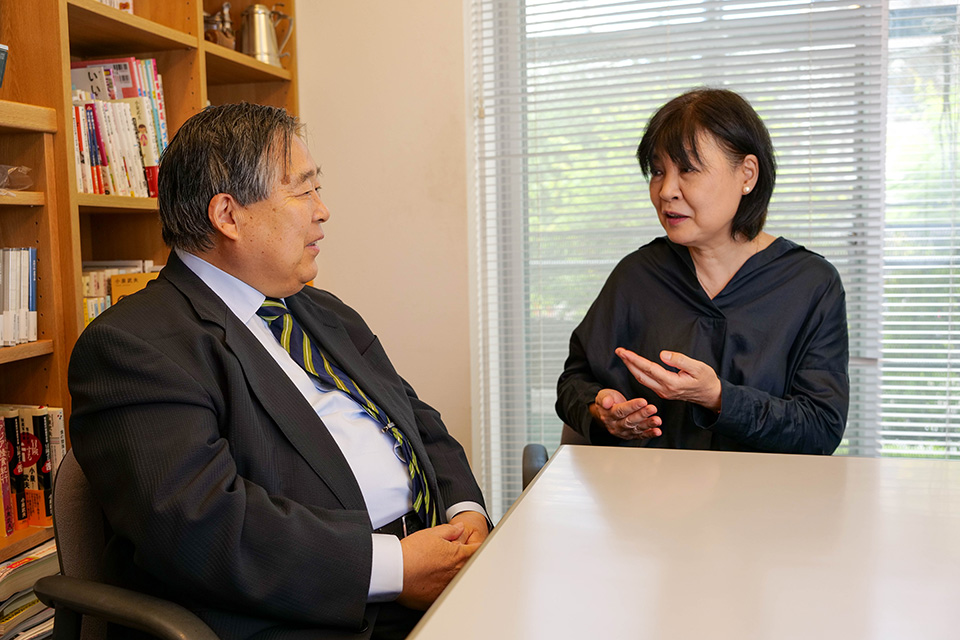 （左）東京農業大学名誉教授 小泉武夫先生（右）フードライター・作家 藤田千恵子さん
