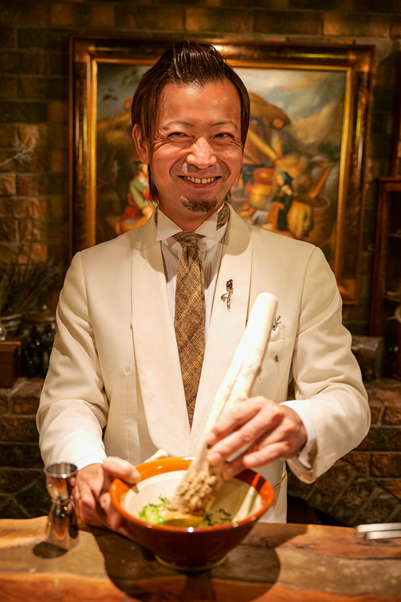 Bar BenFiddichの人気カクテルの1つ「フォレストカクテル」を注文。「WAPIRITS TUMUGI」とニガヨモギ、セージをすり鉢で混ぜ合わせる