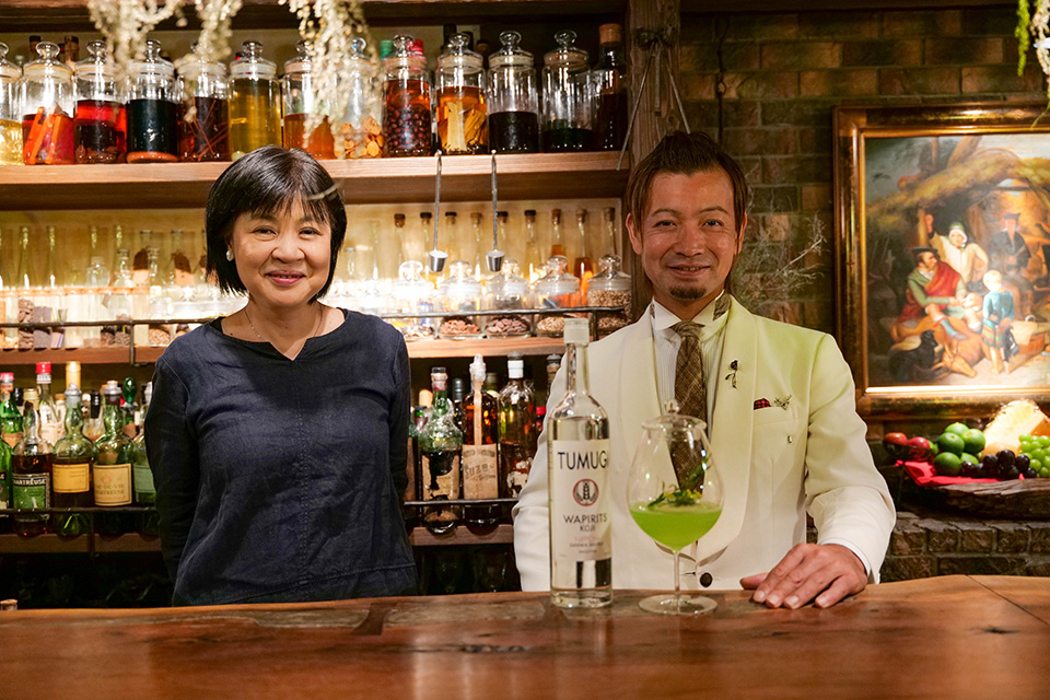 （左）藤田千恵子さん（右）Bar BenFiddich鹿山博康さん
