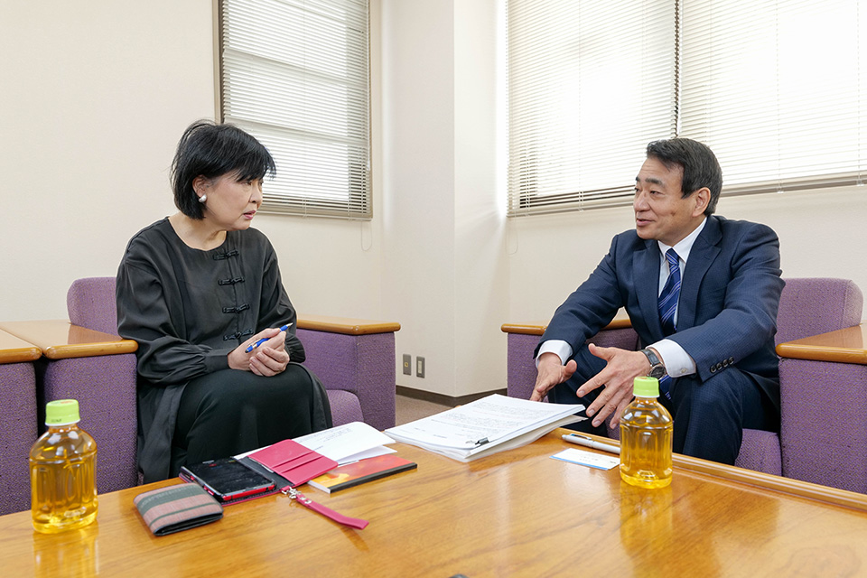 （左）作家・ライター 藤田千恵子（右）三和酒類 代表取締役社長 下田雅彦