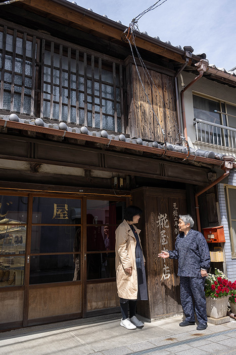 （左）作家・ライター 藤田千恵子（右）糀屋本店社長 浅利 妙峰さん