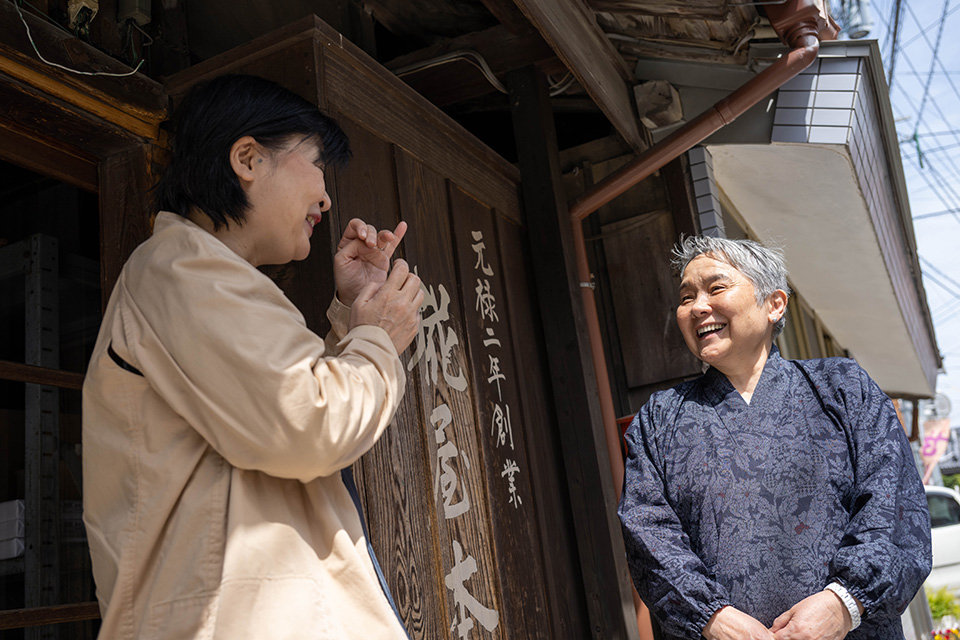 （左）作家・ライター 藤田千恵子（右）糀屋本店社長 浅利 妙峰さん