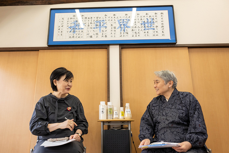 （左）作家・ライター 藤田千恵子（右）糀屋本店社長 浅利 妙峰さん