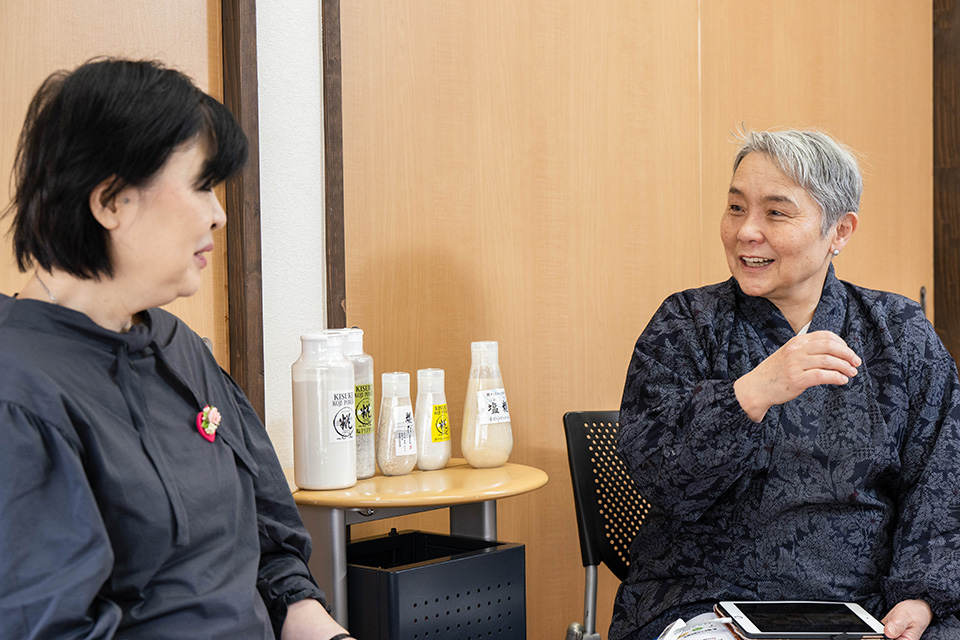 （左）作家・ライター 藤田千恵子（右）糀屋本店社長 浅利 妙峰さん