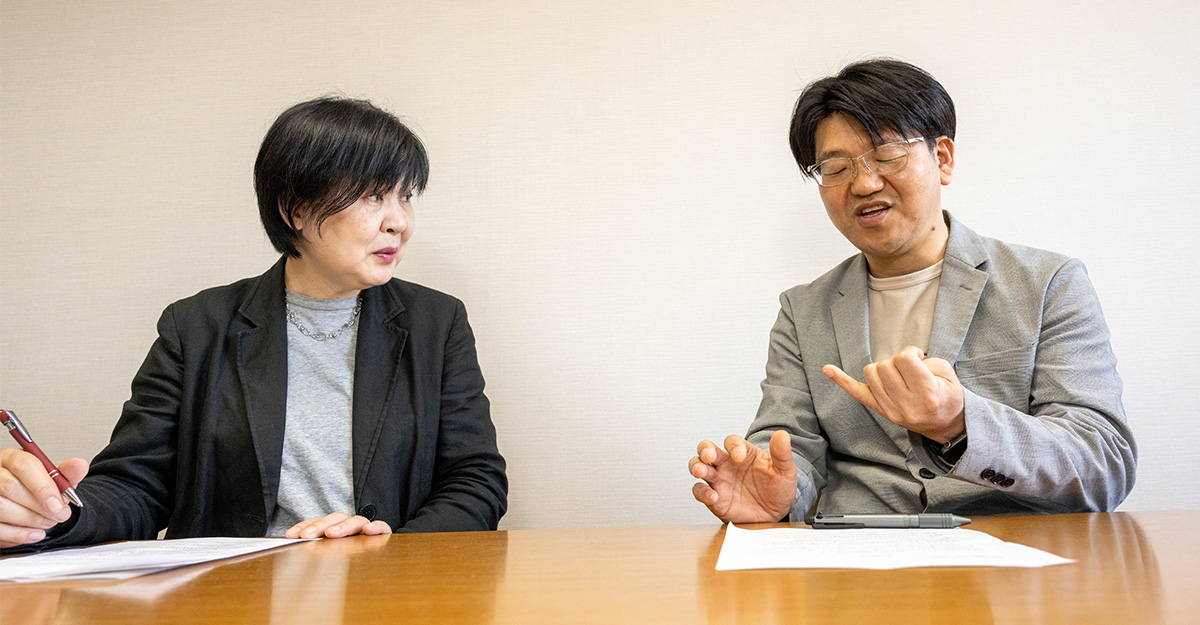 （左）作家・ライター 藤田千恵子（右）酒類総合研究所 岩下和裕さん