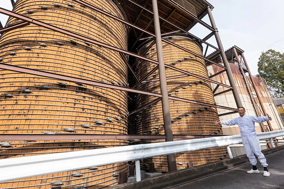 日本一大きい醸造木樽。1基の容量は240キロリットル。直径6メートル、高さ9メートル