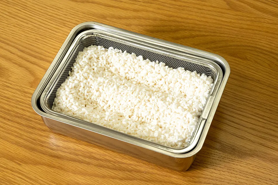 なかじさんが蒸した米と麹菌でつくっている最中の米麹